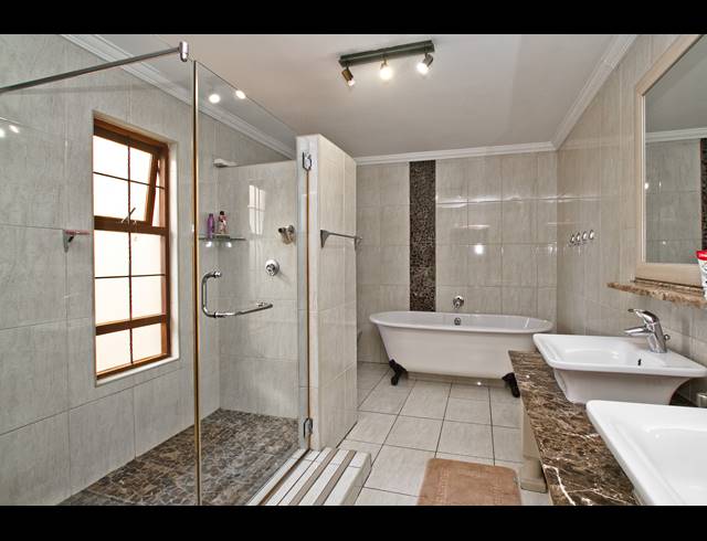4 BEDROOM HOUSE FOR SALE IN KHYBER ROCK